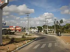 No fundo, a Avenida Jundiaí, em seu cruzamento com a rodovia BR-304, na altura da 2º entrada da cidade, uma das principais vias do município.