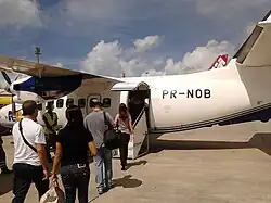 Aeronave LET L-410 da empresa NOAR com prefixo PR-NOB, fotografada em 03 de junho de 2011, 40 dias antes do acidente. Foto mostra passageiros embarcando na aeronave, pouco antes de vôo entre Aracaju e Recife.