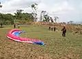Atleta de voo livre em parapente, decolando da Serra do Estrondo.