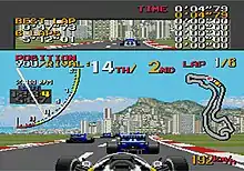 Uma visão de um carro de corrida de uma pista de corrida à frente.