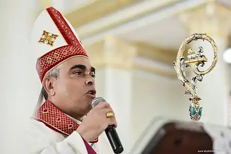 Dom Aldemiro utilizando Báculo da Diocese