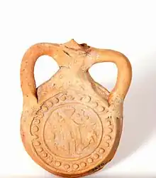 São Menas do tipo de ânfora, circular muito plana , boca exvasada e duas alças . Argila amarelada era cristã . Preservado na Biblioteca Museu Víctor Balaguer, Vilanova i la Geltrú.