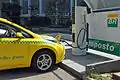 Nissan Leaf taxi recarregando num eletroposto da Petrobras no Rio de Janeiro