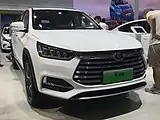Visão frontal do BYD Song DM, pós-facelift