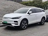 Visão frontal do BYD Tang II EV, pós-facelift