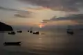 Pôr do sol e barcos na baía ao final da tarde em 2007