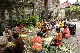 Mulheres balinesas se preparando para um festival religioso