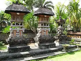 Pequenos santuários familiares balineses para homenagear seus ancestrais em Bali, Indonésia