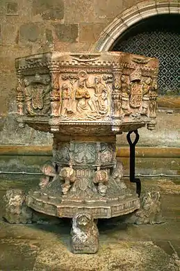 Pia batismal da Sé Velha de Coimbra, Portugal.