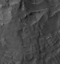 Formações geológicas no interior da cratera Barnard, visto pela HiRISE.