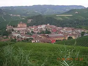 Vista da cidade de Barolo e as plantações de uvas Nebbiolo.