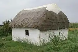 Barraca do delta do Ebro. É uma construção precária, que utiliza cañas y barro, materiais locais que deram o título a uma famosa novela ambientada na Albufera de Valencia, zona de similares características.