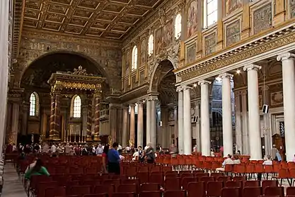 Basílica de Santa Maria Maggiore, Roma, fundada, segundo a tradição, quando nevou milagrosamente no local em 352. Mosaicos antigos estão incorporados às decorações barrocas.