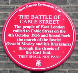 Placa comemorativa da oposição à Oswald Mosley e seus camisas negras, que culminou na Batalha de Cable Street em 4 de Outubro de 1936.