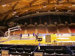 A quadra, observe-se o teto, sustentado por uma grande treliça de carvalho.