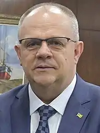 Broche da bandeira na lapela do paletó de Belivaldo Chagas, governador do estado.