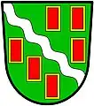 uma banda diminuta—Vert; uma banda diminuta ondulado argento entre seis bilhetas gules, cada um fimbriado or—Stroud Urban District Council, Inglaterra