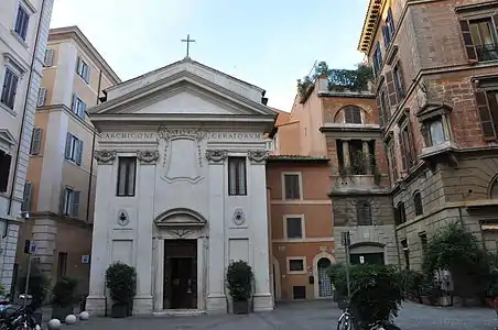 Vista da igreja e a praça em frente.