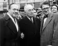 Jack Benny, ex-presidente dos Estados Unidos Harry Truman e Hans Schweiger em sobretudos, 1958.