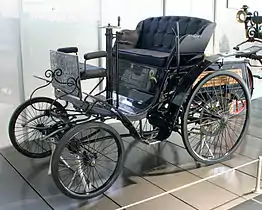 Patent-Motorwagen "Velo" 1894 primeiro carro de produção: 1045 cm³, 1,5 cv, 20 km/h (Museu EFA)
