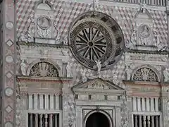 Pormenor da fachada da Capela Colleoni, Bergamo