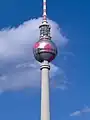 A esfera da Fernsehturm decorada como uma bola em decorrência da Copa do Mundo de 2006.