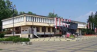 Prefeitura e o Monumento aos Heróis, Partidários e Lutadores pela Liberdade e pela Polônia — os chamados espingardas