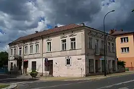 Edifício do século XIX — o chamado Iskierka — durante a ocupação alemã de 1939–1944, serviu de câmara de tortura da Gestapo