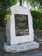 Monumento no lugar da sinagoga e cemitério judeu, destruídos durante a ocupação alemã