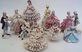 bibelôs, bonecas feitas de porcelana, fabricadas pela Rebis com vestidos e detalhes em renda