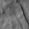 Cratera pedestal de Biblis Patera, vista pela HiRISE.
