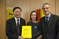 Da esquerda para a direita: Vice-Ministro de Cultura da China - Yang Zhijin; Presidente da Bienal de Curitiba de 2017 - Luciana Casagrande Pereira; Diretor-Geral da Bienal de Curitiba - Luiz Ernesto Meyer Pereira. Foto: Guto Moraes/Ascom MINC. Ano: 2017.