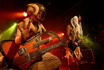 Membros do Blasted Mechanism em um show.