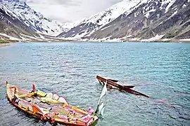 Um barco no lago Saiful Maluk