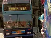 Uma drag queen (Wynnie La Freak) para na frente de um ônibus, fazendo-o parar.