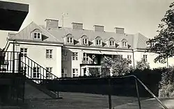 A antiga escola superior popular na pequena localidade de Bona