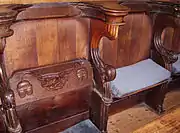 Com o banco levantado( à esquerda), a misericóridia fornece uma borda de apoio ao usuário (Boston, Lincolnshire)