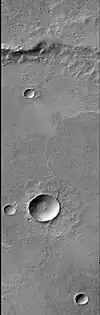 A cratera Bouger vista pelo CTX. A borda da cratera está no topo.  Pequenas crateras se encontram no leito da cratera.