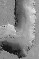 Estas pedras estão perto de Ascraeus Mons, um vulcão marciano. Vulcões em Marte provavelmente formam rochas duras compostas de basalto que é resistente à erosão no ambiente atual de Marte. Imagem fotografada pela Mars Global Surveyor.