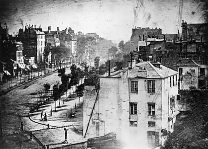 O Boulevard du Temple, Paris (1838), um dos primeiros daguerreótipos. A foto parece ter sido tirada do atual quartel de Vérines, localizado na Place de la République.