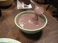 Uma tigela de Poi, uma pasta rica em amido consumida na Polinésia Oriental.