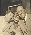 Sandra Mondaini, em 1958, com o marido Raimondo Vianello e Gino Bramieri (esquerda).