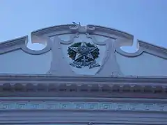 Em relevo na fachada do Palacete da Justiça Federal, em Teresina. Construído entre 1902 a 1905.