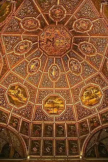 Sala de Sintra ou Sala dos Brasões é uma divisão do Palácio Nacional de Sintra onde estão colocados o brasão de D. Manuel I e 72 brasões de famílias nobres portuguesas, dentre eles, o brasão dos Vasconcelos.  Sala de Sintra ou Sala dos Brasões é uma divisão do Palácio Nacional de Sintra onde estão colocados o brasão de D. Manuel I e 72 brasões de famílias nobres portuguesas, dentre eles, o brasão dos Vasconcelos.  Os brasões estão colocados na cúpula da sala, e terão sido colocados por volta de 1517-1518.  O Rei Dom Manuel I fez reunir em um conselho todos as famílias mais nobres de Portugal, incluindo os brasões e insígnias existentes no reino para organizar e normatizar o uso de armas e da concessão de brasões.  Este material foi reunido em um livro e escolhidos os 72 brasões das famílias principais da alta nobreza de Portugal, famílias essas, consideradas ilustres em honra, história e bens.  Estes 72 brasões foram pintados no teto da Sala dos Brasões do Paço Real de Sintra, atualmente denominado Palácio Nacional de Sintra.  Também conhecida como Sala de Armas, é um dos melhores exemplos da afirmação do poder real. No centro do teto desta sala que mede aproximadamente 14 por 13 metros, estão representadas as armas do Rei Dom Manuel I, circundadas por seis brasões representando sua descendência masculina (os príncipes) e dois brasões em lisonja (em forma de losango) representando sua descendência feminina (as princesas). Abaixo destes estão os setenta e dois brasões da mais notável nobreza da época, dispostos em ordem de importância, que estão assentes no ventre de veados sobre cujas cabeças repousa o timbre de cada família.