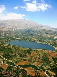 Lago Ram próximo ao monte Hérmon (ao fundo), no nordeste das colinas de Golã.