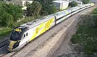 Locomotiva Siemens usada na Brightline vista de uma perspectiva do alto