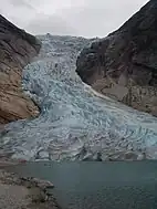 O glaciar/geleira Briksdal desce até o vale de Briksdal