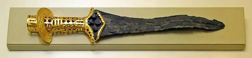 Adaga de ouro encontrada em Mália