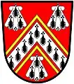 asnas diminutas—Gules; um chevron arminho, acompanhado de asnas diminutas [entre duas asnas diminutas] or, entre três conchas do segundo [arminho]—Browne, Inglaterra