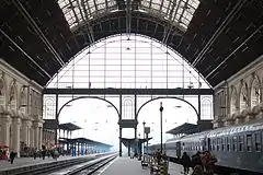 Teto da estação ferroviária Keleti tem forma de catenária invertida (Budapeste, Hungria).